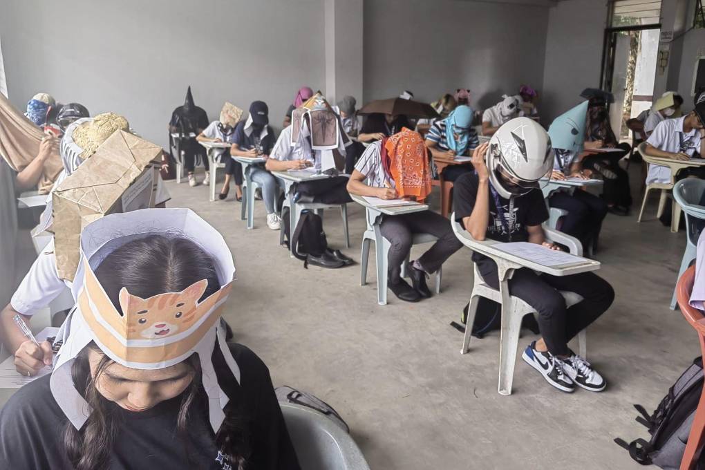 Los estudiantes utilizaron sombreros para no copiar durante un examen