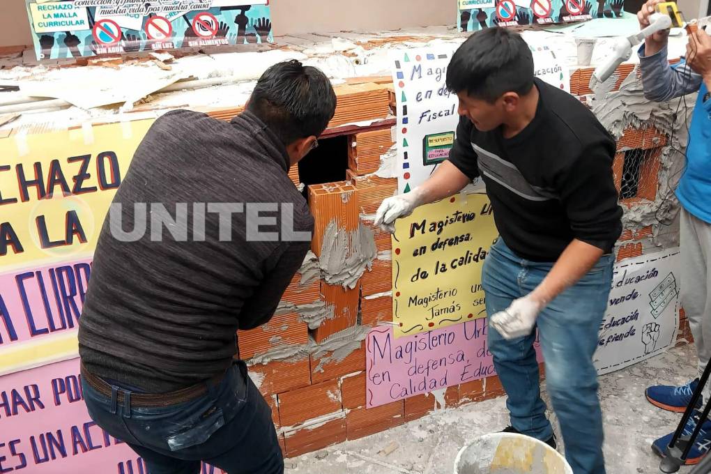 Maestros Urbanos se tapian en La Paz 