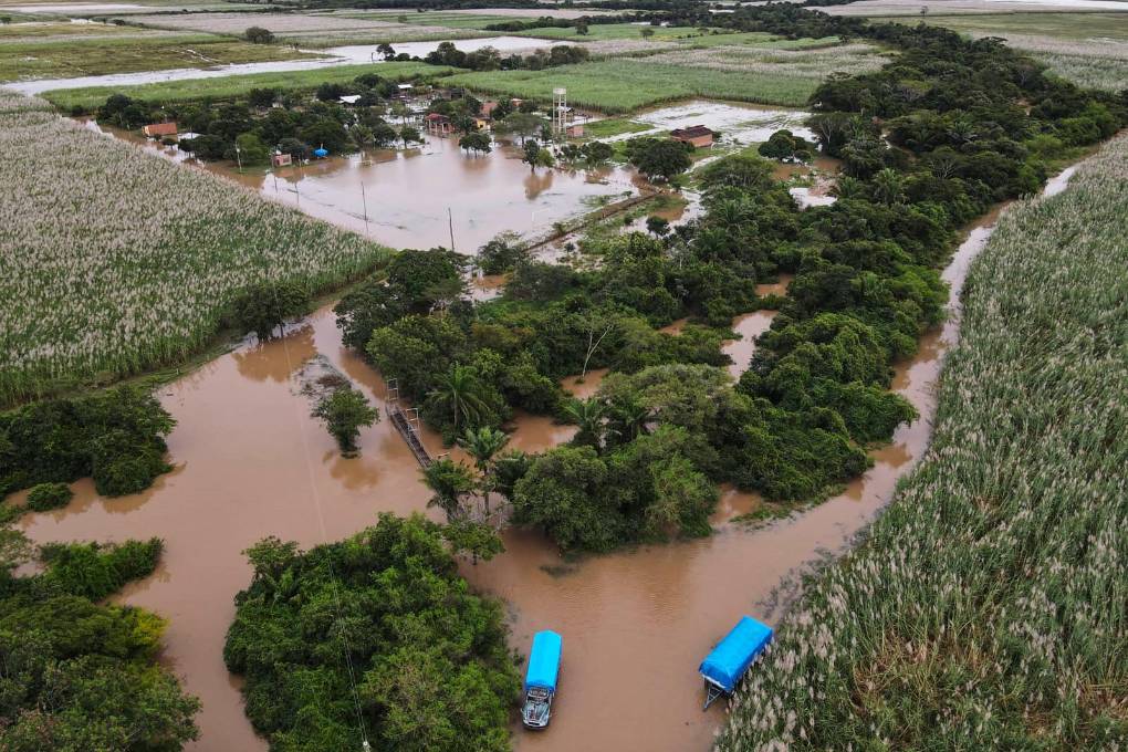 Los grupos de emergencia realizan diversas tareas de rescate