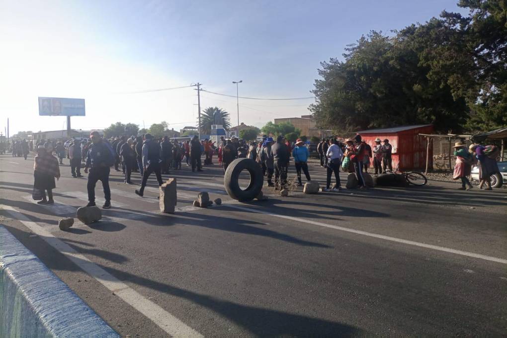 Nuevo bloqueo en la vía antigua a Santa Cruz, rechazan traslado del botadero que está en K’ara K’ara hasta Sacabamba