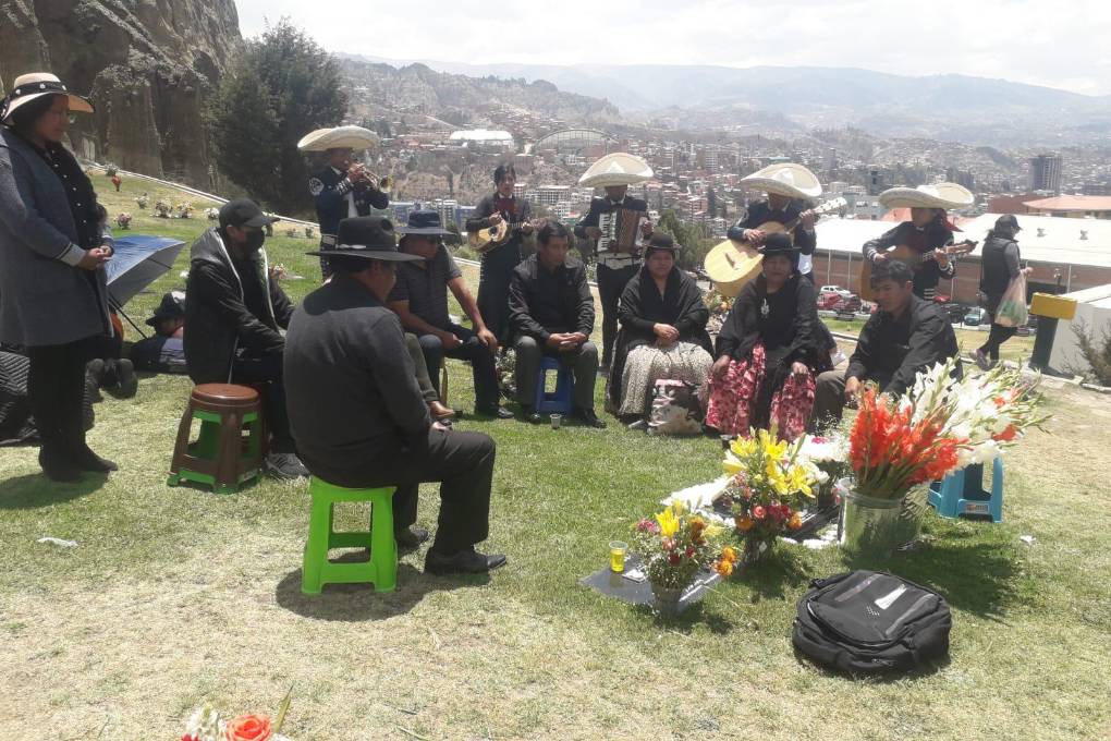 Familias despiden con mariachis a las almas en el Cementerio Jardín de La Paz 