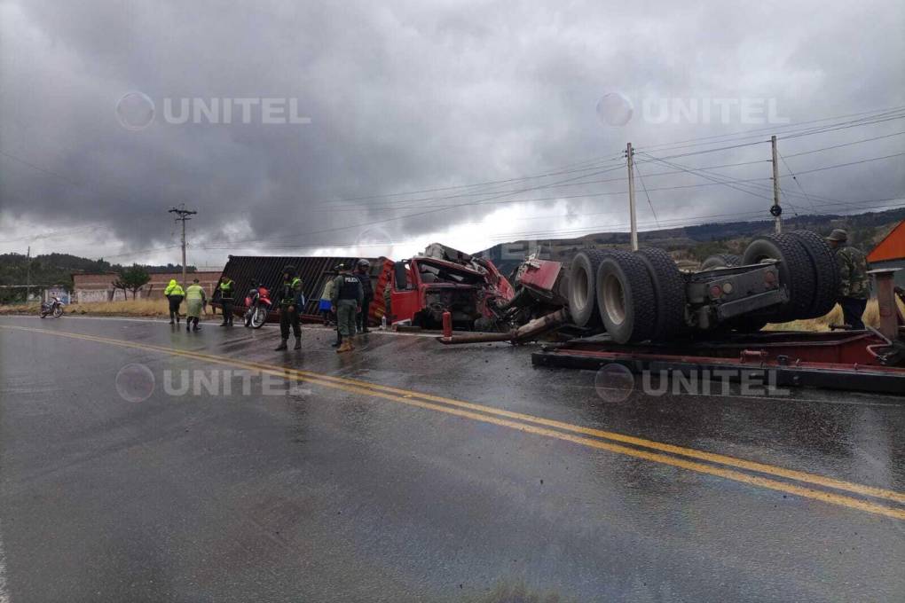 Tráiler Sufre Aparatoso Accidente En La Ruta Hacia Santa Cruz, Tres ...