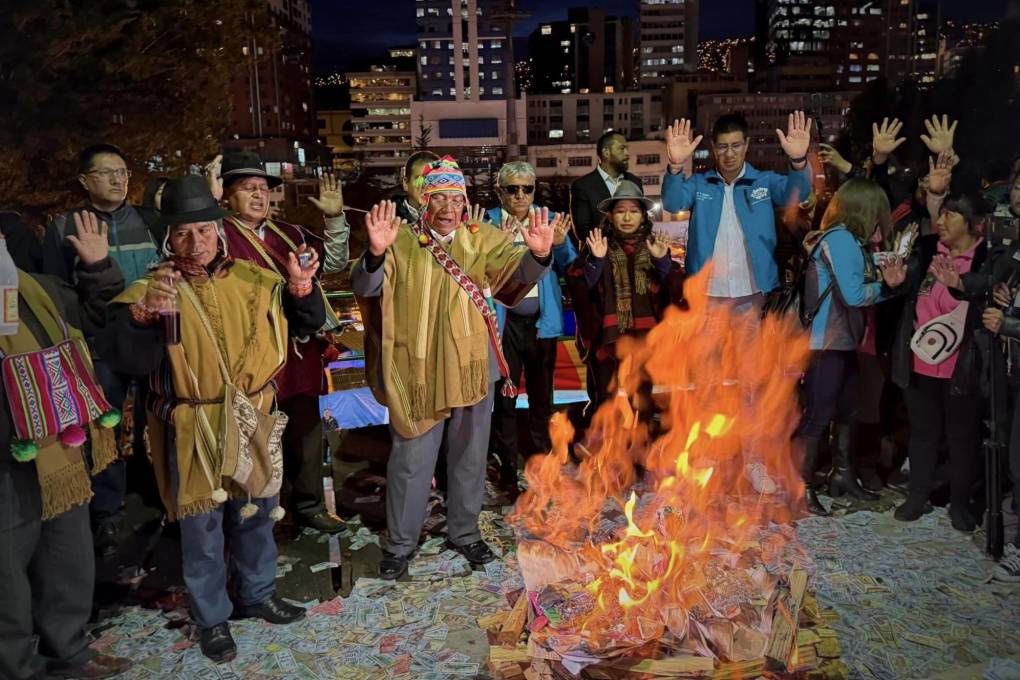 La ofrenda a la Pachamama que se realizó en la ch’alla del Ekeko.