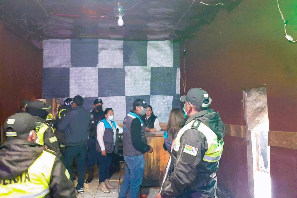 Efectivos policiales y personal edil inspeccionan las instalaciones de uno de los bares.