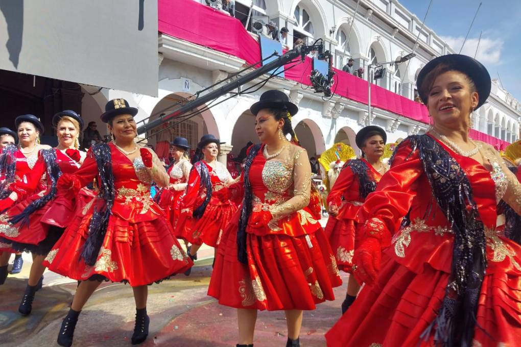 Miles de bailarines participan del carnaval de Oruro