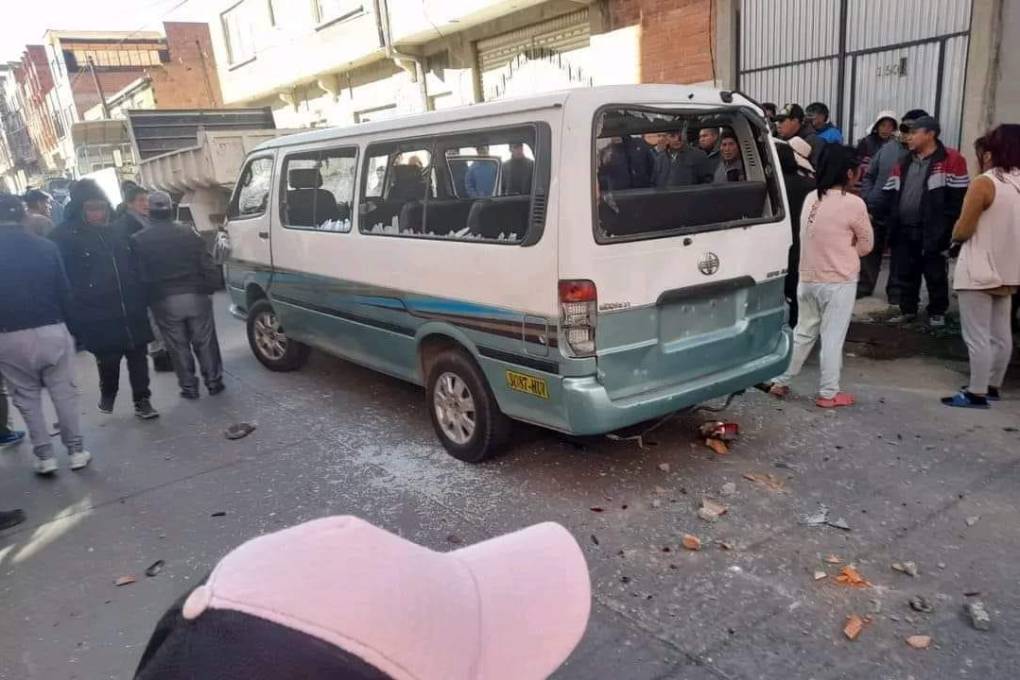 El minibús quedó con los vidrios rotos