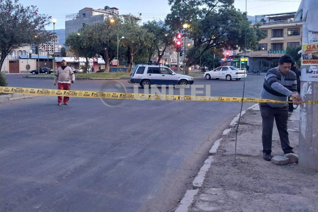 Las personas que bloquean colocaron cintas en las calles
