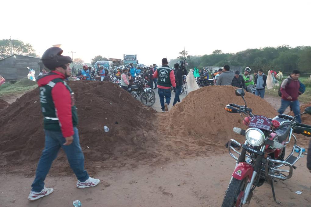 Montículos de tierra se colocaron sobre la carretera