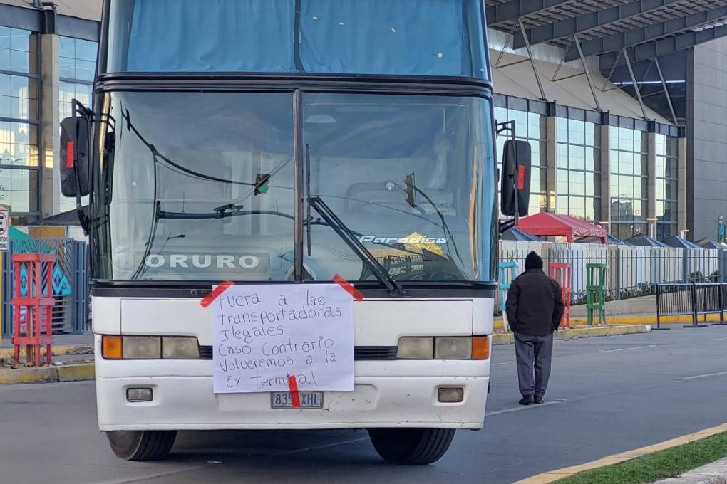 $!Suspenden viajes en la Terminal de El Alto a raíz de un bloqueo de buses por un conflicto sindical