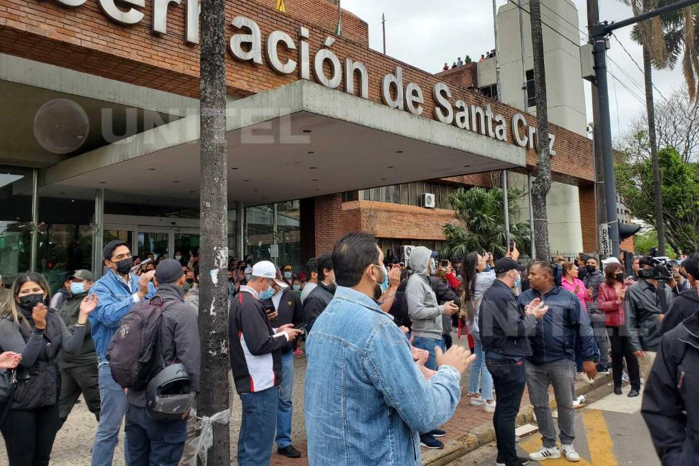 Ambos grupos estuvieron por unos minutos en el ingreso de la Gobernación