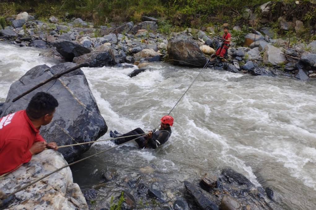 Rescate de los hombres para pasar el río