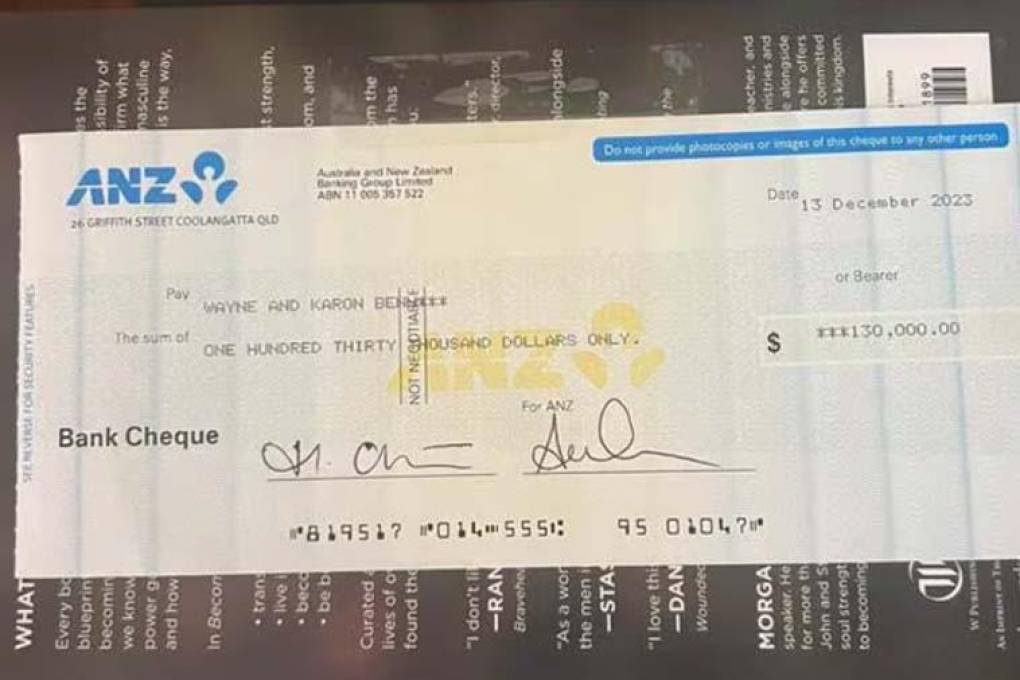 El cheque con la cantidad de dinero que Oscar regaló a sus padres