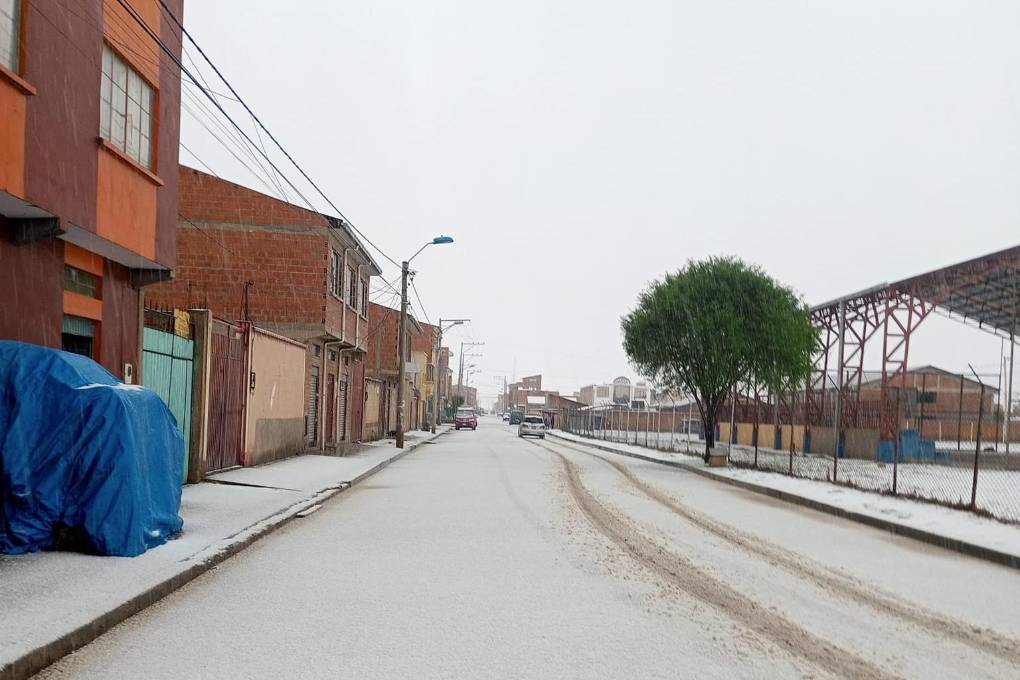 Calles con un manto de granizo en Viacha 