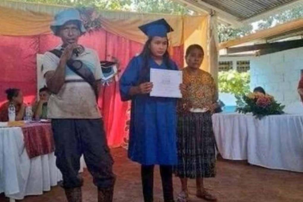 Un agricultor llegó justo a tiempo para desfilar con su hija en su acto de graduación