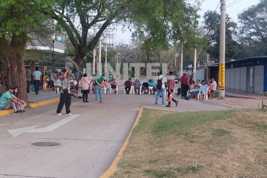 Los conductores pusieron sillas para impedir el paso de funcionarios públicos