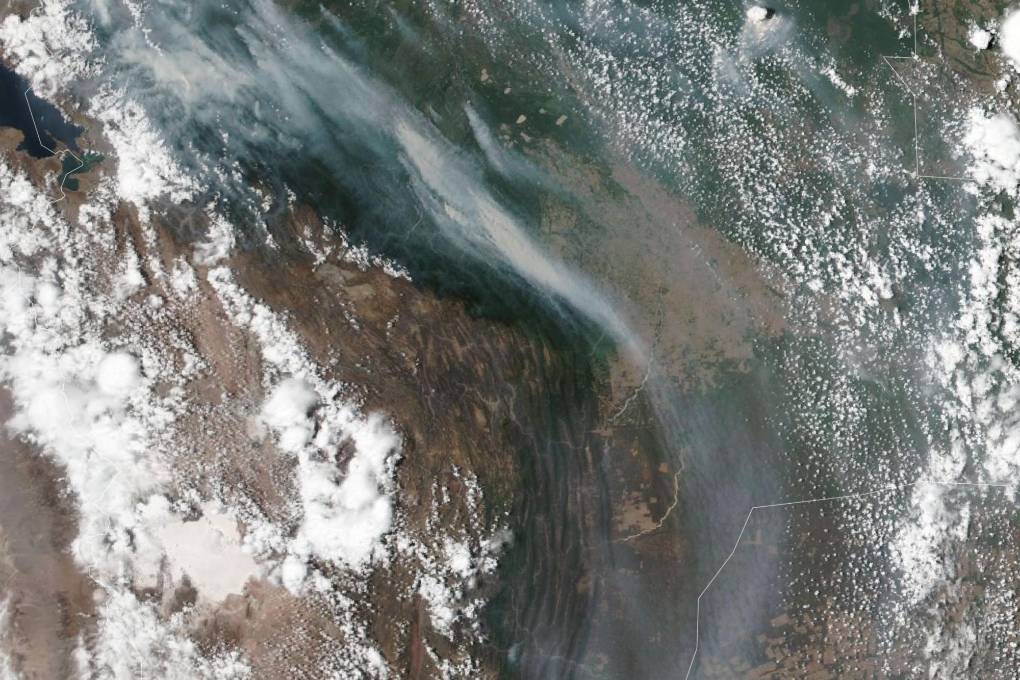 Humo los incendios que ardieron el 22/10/23 en Beni, Santa Cruz, La Paz y Cochabamba.