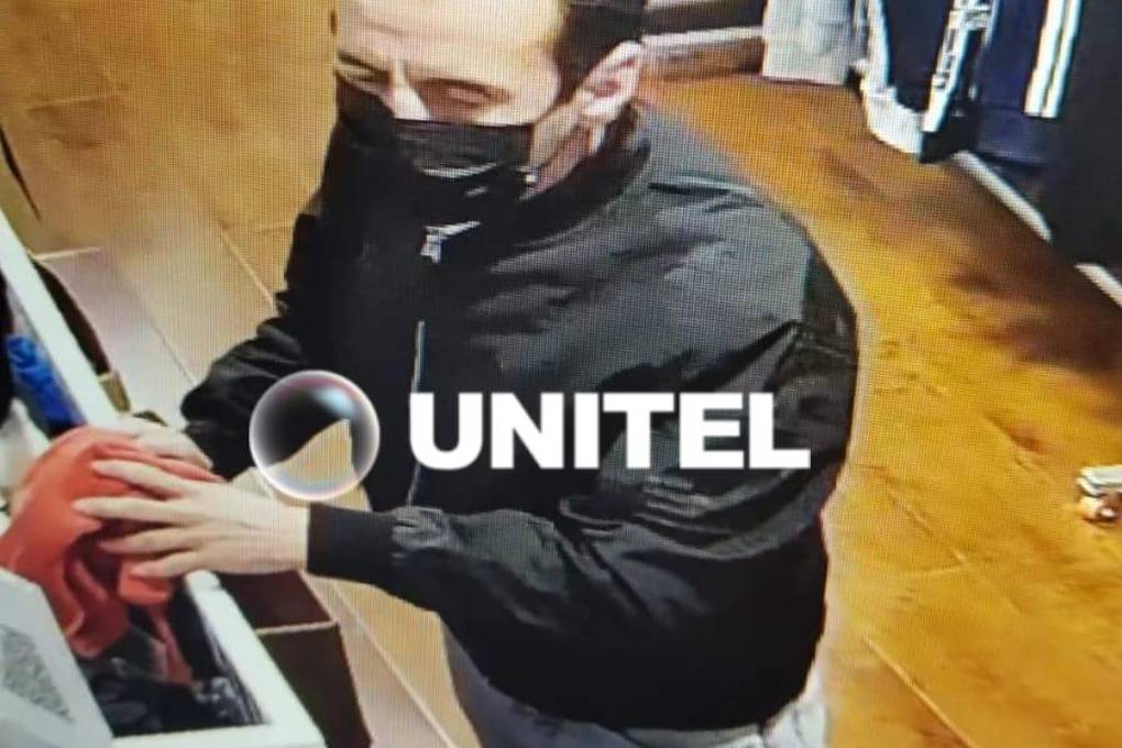 El delincuente robó un celular de un negocio de venta de ropa.