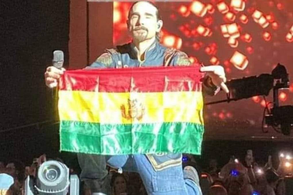 Kevin con la bandera boliviana
