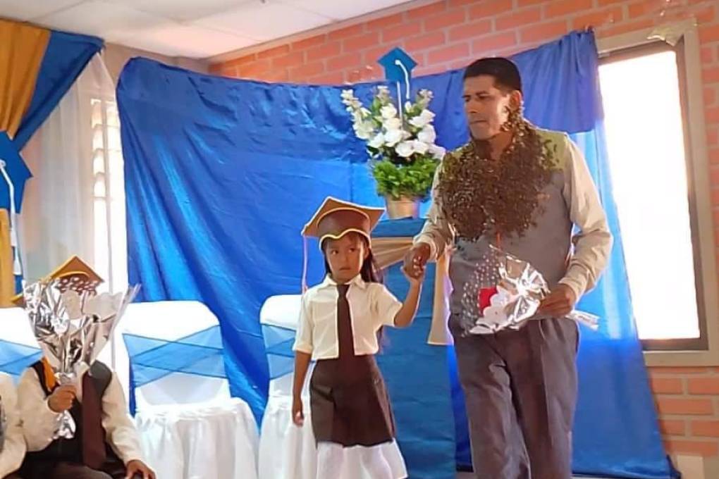 Eusebio Pinto durante el acto de graduación de su hija