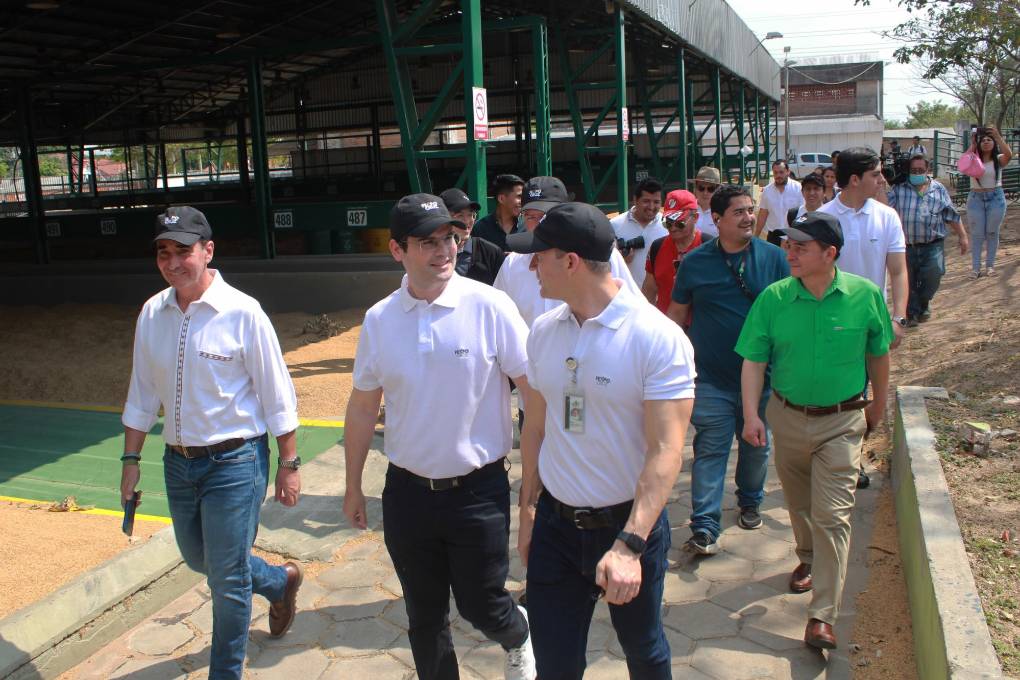 El vicepresidente, el presidente y el gerente general de Fexpocruz encabezaron el recorrido