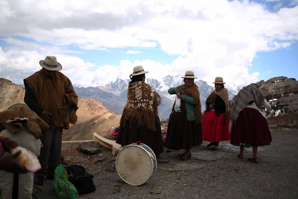 Amautas realizan una ofrenda a la Pachamama durante un ritual.