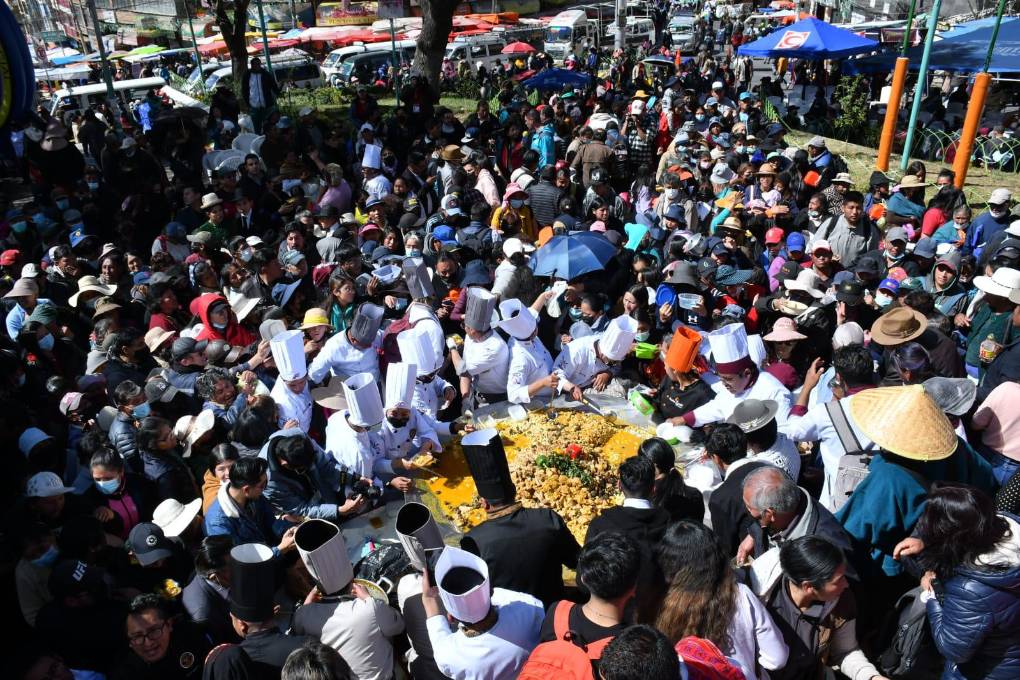Una gran cantidad de personas se concentró en la plaza Garita de Lima, de La Paz.