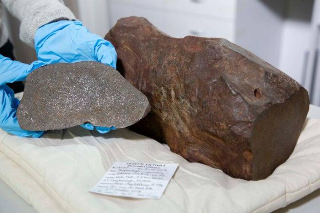 El meteorito de Maryborough, con una losa cortada de la masa.