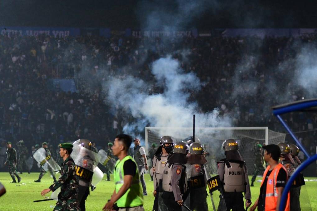 Al menos 32 niños entre los 125 fallecidos en la estampida del estadio de fútbol en Indonesia
