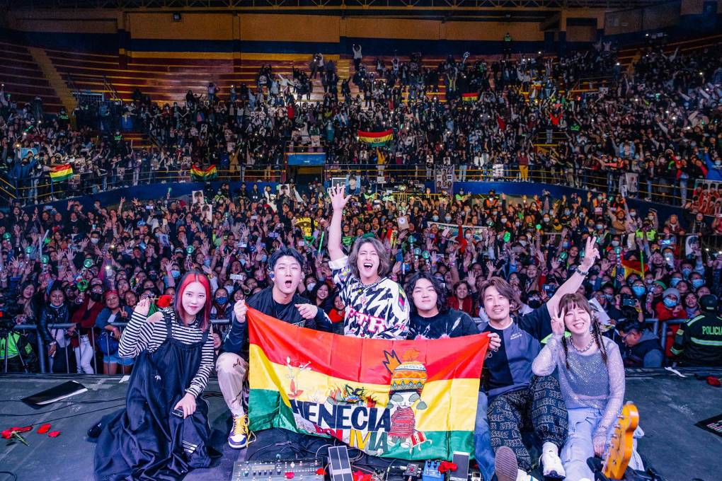 Kim Hyun Joong y su equipo durante su concierto en La Paz.
