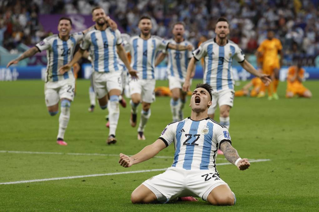 Lautaro Martínez de Argentina celebra al ganar la serie de penaltis 