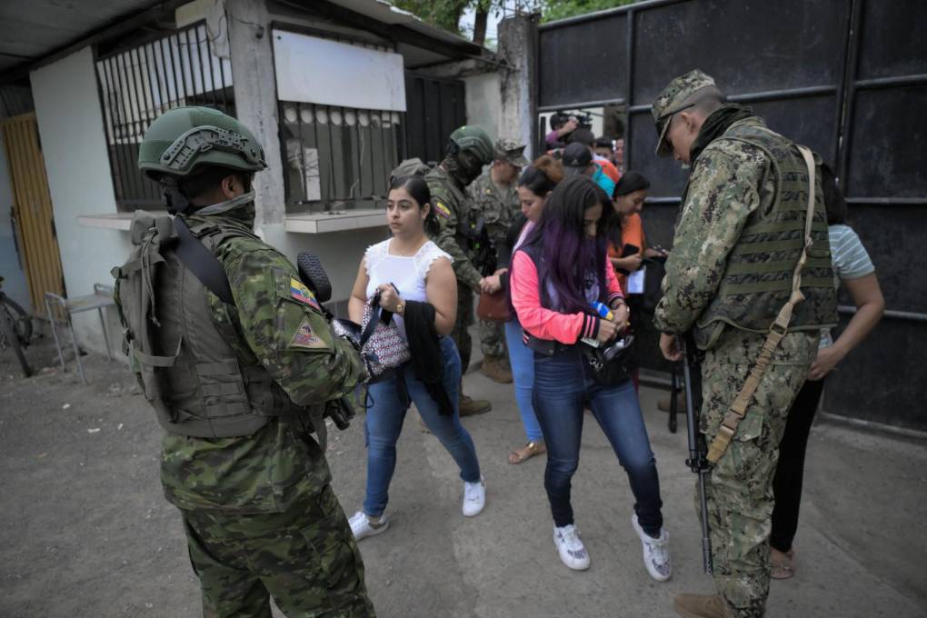 Los votantes pasan por controles de seguridad en un colegio electoral en Canuto, provincia de Manabí, durante las elecciones presidenciales.