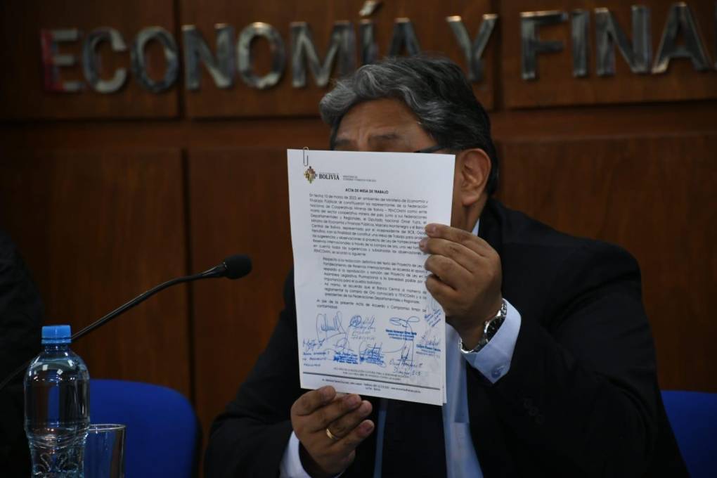 Rojas expuso el documento de entendimiento en conferencia de prensa