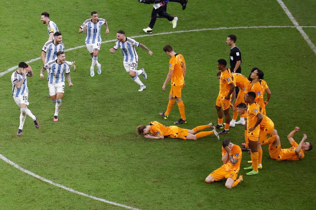Argentinos celebrando frente a los jugadores de Países Bajos