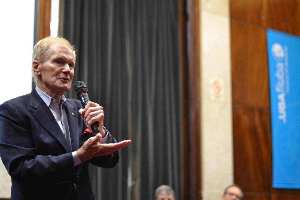 El administrador de la NASA, Bill Nelson, durante una charla ante alumnos y autoridades de la Facultad de Ingeniería de la UBA el jueves