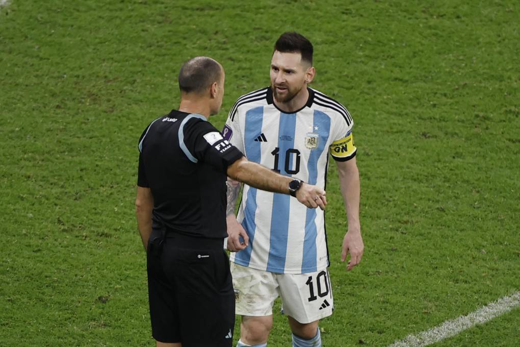 Lionel Messi de Argentina habla con el árbitro español Antonio Mateu 
