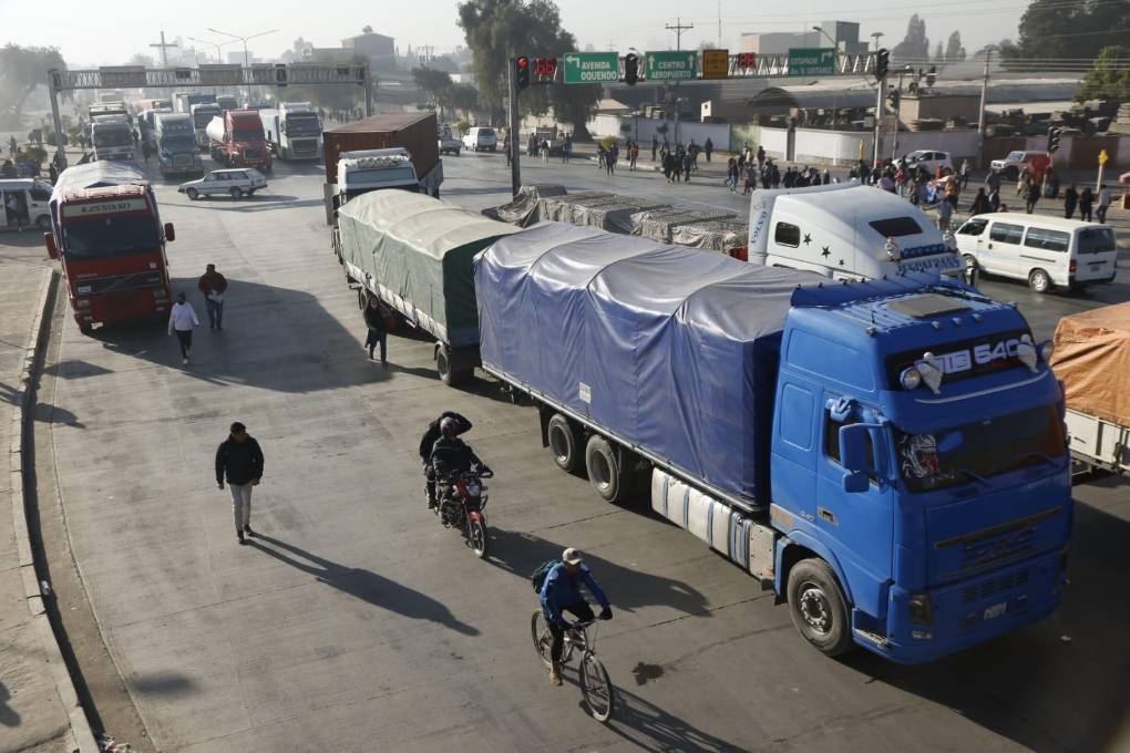 Las filas de vehículos varados es extensa