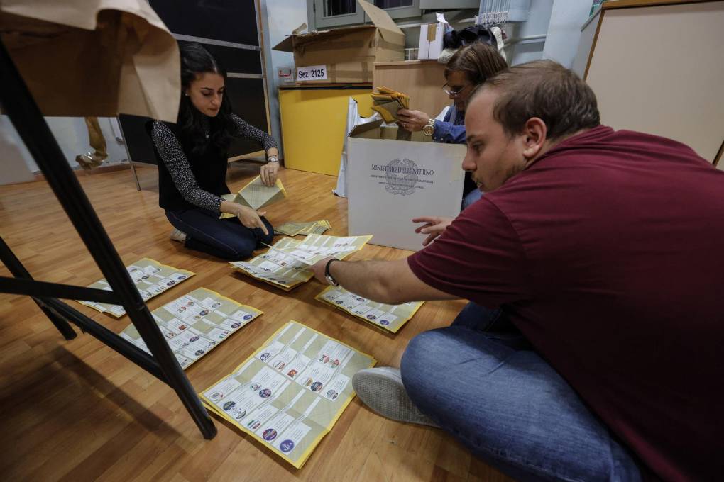 Los funcionarios de los colegios electorales comienzan a contar las papeletas de las elecciones generales italianas.