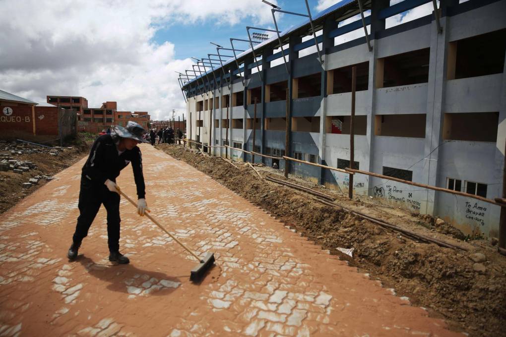 Trabajadores realizan arreglos en las afueras del Estadio Municipal de Villa Ingenio, el 25 de enero de 2024 en El Alto (Bolivia).