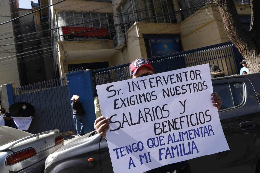 Un trabajador de Fassil protesta en La Paz por el pago de salarios.