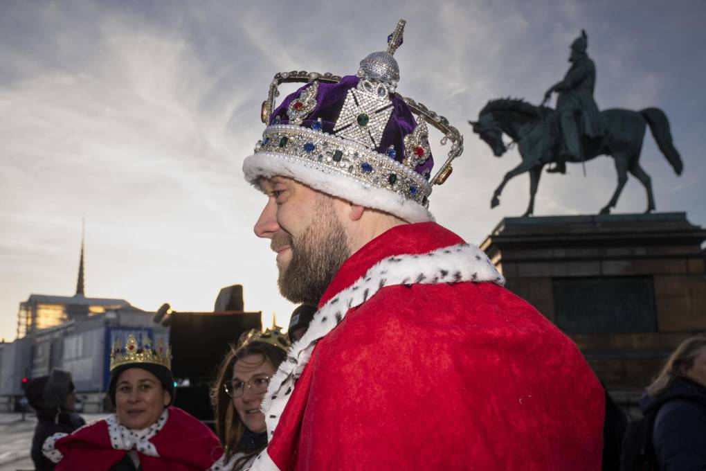 Desde primera hora de la mañana, personas disfrazadas se reunieron en la Plaza del Palacio de Christiansborg.