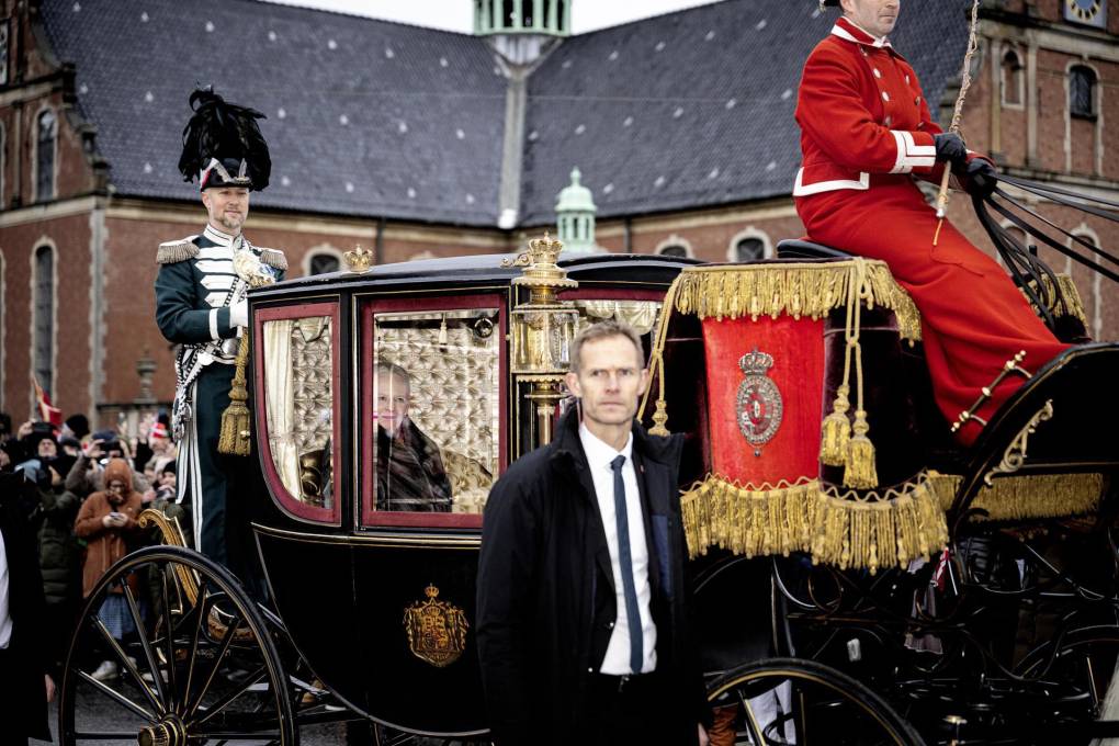 La Reina Margrethe II de Dinamarca viaja en un carruaje desde el Castillo de Amalienborg hasta el Castillo de Christiansborg para su abdicación y cambio de trono