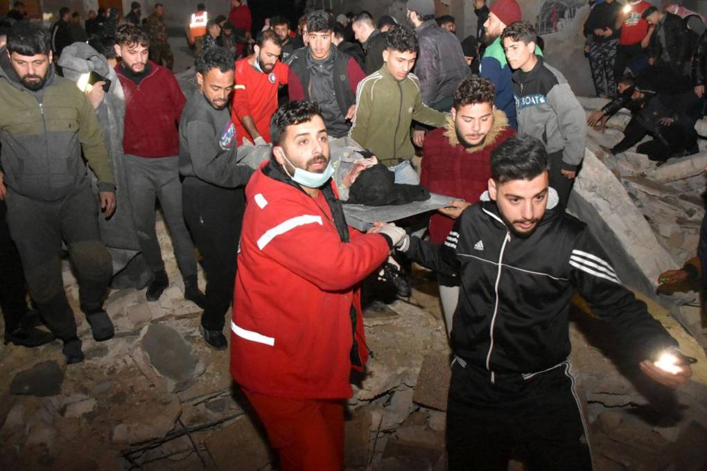 Una foto proporcionada por Sana muestra las operaciones de rescate tras el terremoto que afectó a Siria temprano en la mañana, en la ciudad de Hama.