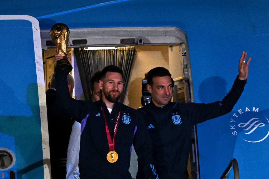 Messi y Scaloni arriban al aeropuerto de Ezeiza en, Buenos Aires, luego de lograr el la copa mundial del fútbol.