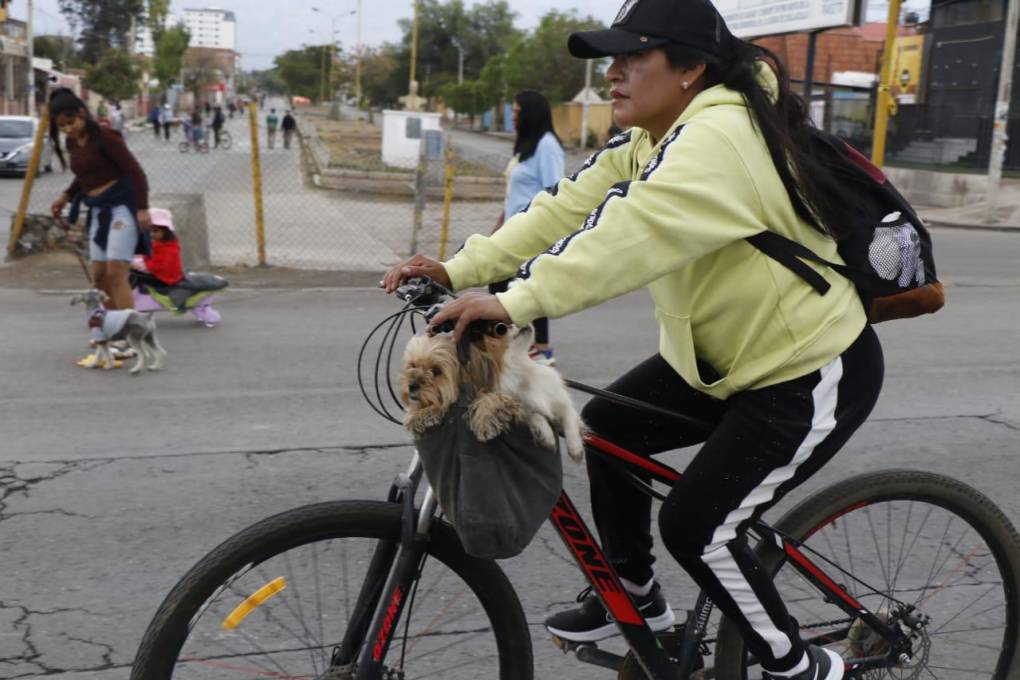 En Cochabamba la población salió en bicicleta y dándose modos para llevar a sus mascotas