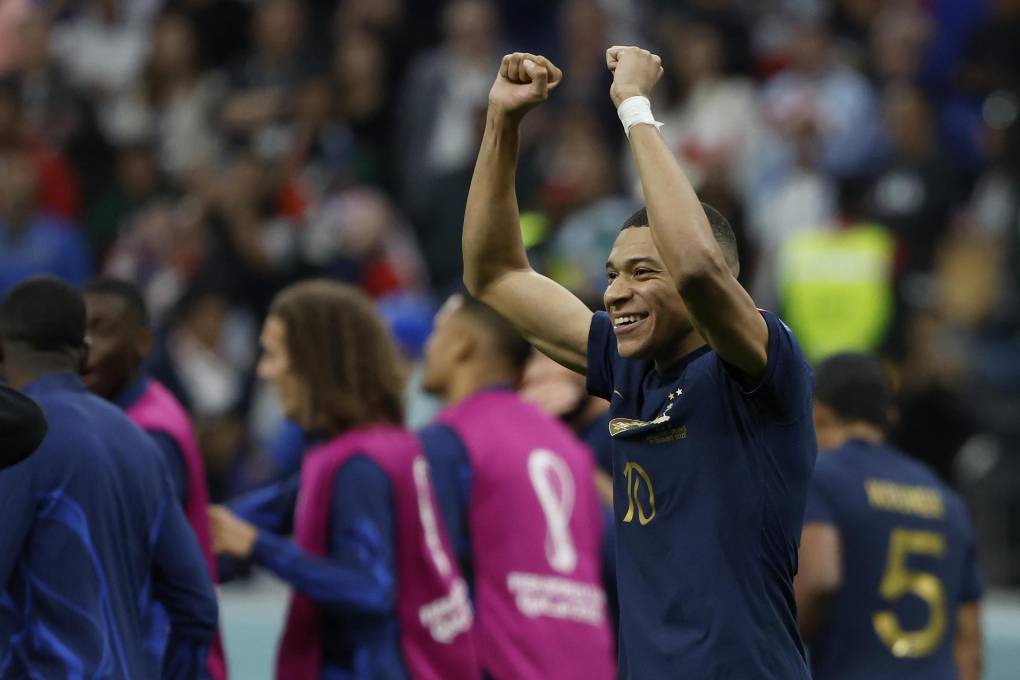 Kylian Mbappe de Francia celebra el triunfo ante Inglaterra