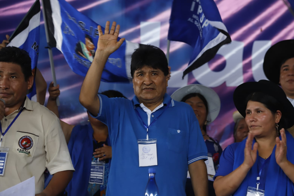 Morales (centro) fue ratificado como máximo dirigente del partido