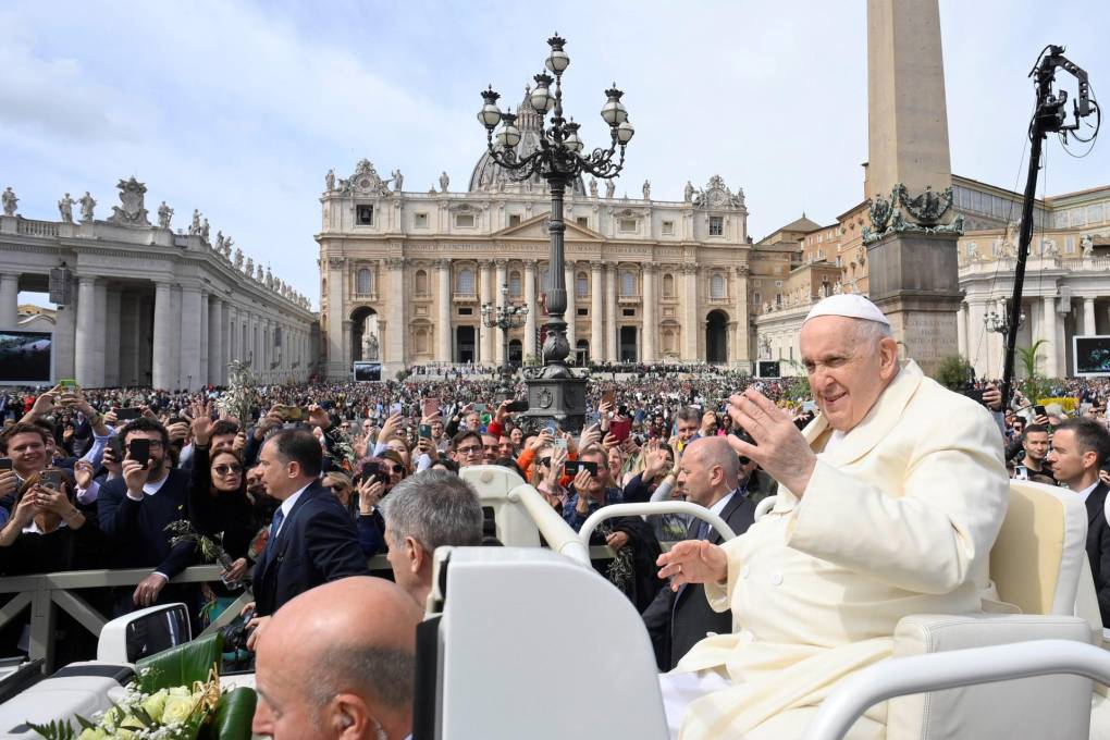El papa Francisco bendiciendo a los fieles desde el auto papamóvil luego de la celebración de la misa del Domingo de Ramos.