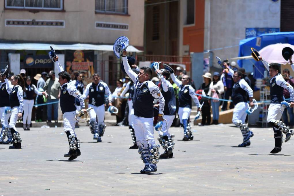 Bailarines de caporales durante la entrada en Oruro.