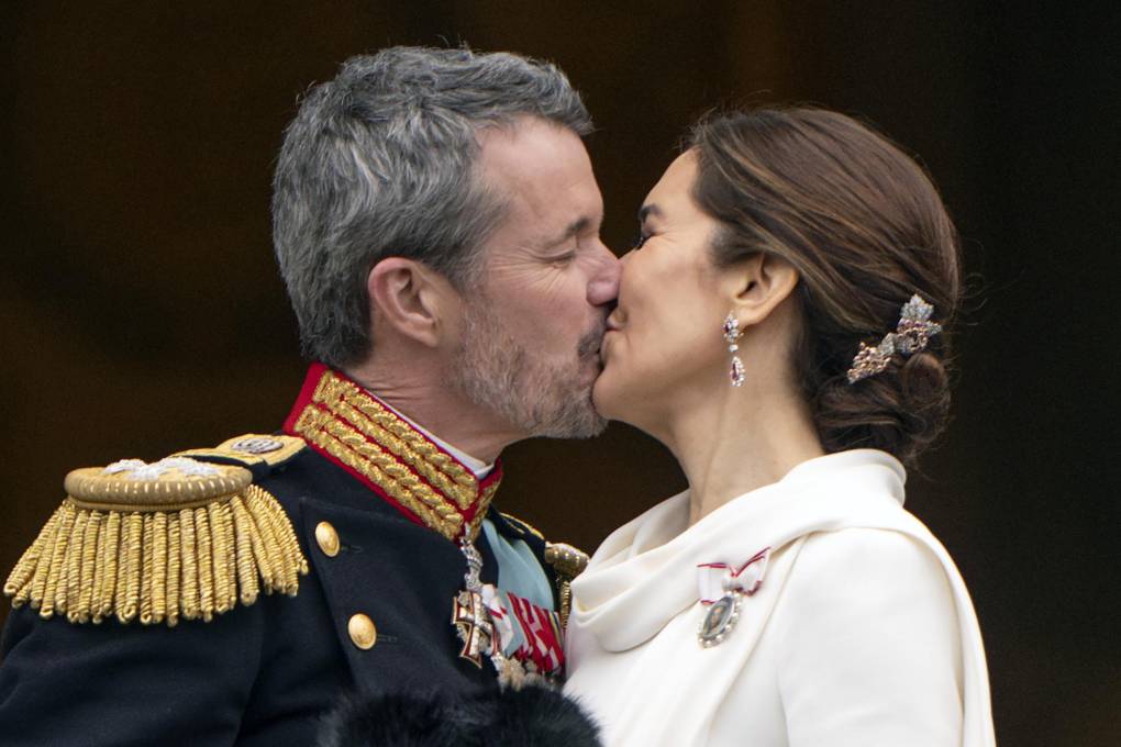 El rey Frederik X (L) y la reina María (R) de Dinamarca se besan en el balcón después de la proclamación de la adhesión al trono en la Plaza del Palacio de Christiansborg en Copenhague.