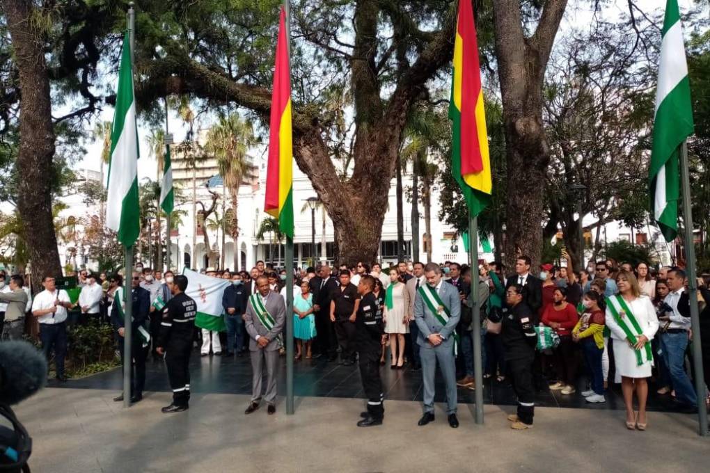 El izamiento de banderas estuvo encabezado por el gobernador Luis Fernando Camacho
